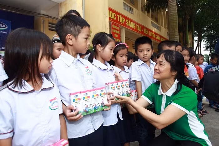 Bà Nguyễn Minh Tâm – Giám đốc Chi nhánh Vinamilk tại Hà Nội trao quà cho các em học sinh. Bà Nguyễn Minh Tâm – Giám đốc Chi nhánh Vinamilk tại Hà Nội trao quà cho các em học sinh.
