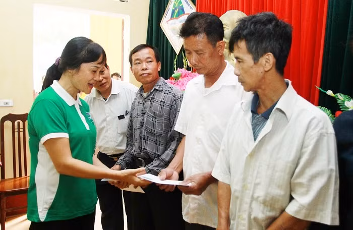 Bà Nguyễn Minh Tâm – Giám đốc Chi nhánh Vinamilk tại Hà Nội trao quà cho các hộ dân gặp khó khăn. Bà Nguyễn Minh Tâm – Giám đốc Chi nhánh Vinamilk tại Hà Nội trao quà cho các hộ dân gặp khó khăn.