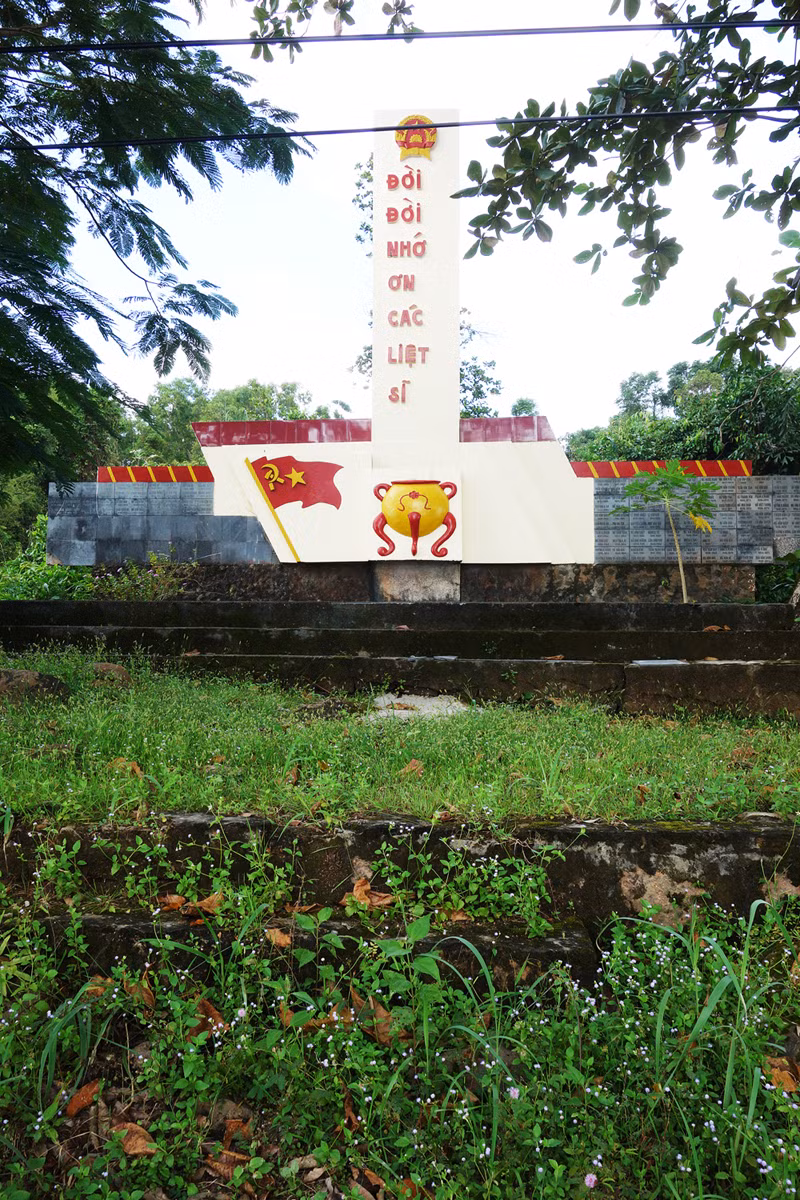 Hoang tàn đài tưởng niệm Liệt sỹ.