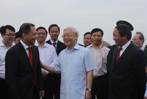 Tổng Bí thư nghe lãnh đạo Tập đoàn Vingroup báo cáo tiến độ Dự án tổ hợp sản xuất ô tô VINFAST tại Thành phố Hải Phòng. Tổng Bí thư nghe lãnh đạo Tập đoàn Vingroup báo cáo tiến độ Dự án tổ hợp sản xuất ô tô VINFAST tại Thành phố Hải Phòng.
