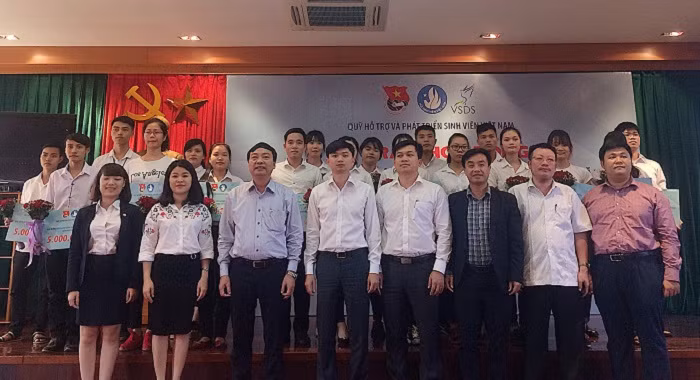 21 bạn sinh viên cùng các đại biểu tại Lễ trao học bổng (Ảnh: An Nhiên). 21 bạn sinh viên cùng các đại biểu tại Lễ trao học bổng (Ảnh: An Nhiên).