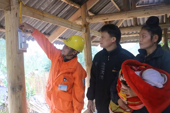Tận tình hướng dẫn, thắp sáng điện cho người dân. Tận tình hướng dẫn, thắp sáng điện cho người dân.