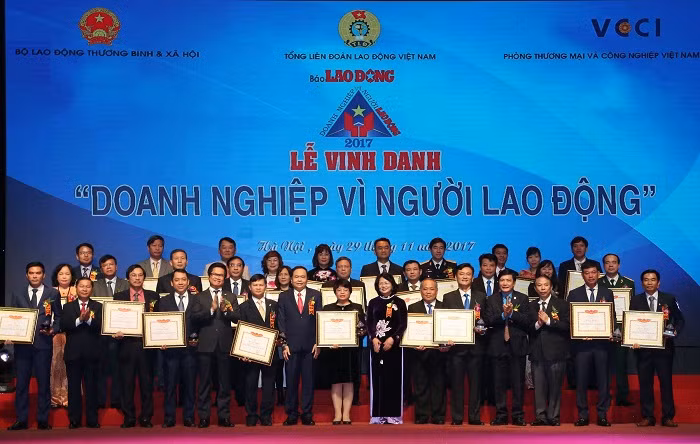 BIDV là một trong 10 doanh nghiệp xuất sắc nhất được nhận bằng khen của Bộ Lao động Thương binh và Xã hội.