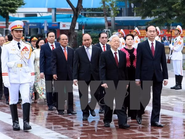 Nhân kỷ niệm 100 năm Cách mạng Tháng Mười Nga (7/11/1917-7/11/2017), sáng 5/11, Đoàn đại biểu Ban Chấp hành Trung ương Đảng, Quốc hội, Chủ tịch nước, Chính phủ, Ủy ban Trung ương Mặt trận Tổ quốc Việt Nam, các Ban, Bộ, ngành, đoàn thể Trung ương và thành phố Hà Nội đã dâng hương hoa Tượng đài V.I.Lênin - Lãnh tụ vĩ đại của Cách mạng Tháng Mười Nga. Nhân kỷ niệm 100 năm Cách mạng Tháng Mười Nga (7/11/1917-7/11/2017), sáng 5/11, Đoàn đại biểu Ban Chấp hành Trung ương Đảng, Quốc hội, Chủ tịch nước, Chính phủ, Ủy ban Trung ương Mặt trận Tổ quốc Việt Nam, các Ban, Bộ, ngành, đoàn thể Trung ương và thành phố Hà Nội đã dâng hương hoa Tượng đài V.I.Lênin - Lãnh tụ vĩ đại của Cách mạng Tháng Mười Nga.
