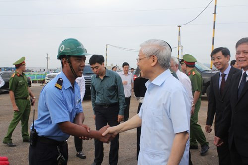 Tổng Bí thư Nguyễn Phú Trọng với nhân viên thi công trên Dự án tổ hợp sản xuất ô tô VINFAST tại Thành phố Hải Phòng. Tổng Bí thư Nguyễn Phú Trọng với nhân viên thi công trên Dự án tổ hợp sản xuất ô tô VINFAST tại Thành phố Hải Phòng.
