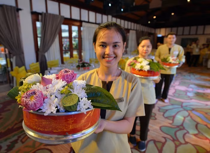 Nhân viên Cung hội nghị Ariyana và Furama vui tươi phục vụ khách mời đến tham dự đêm tiệc.