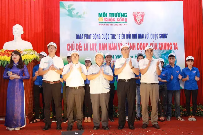 Đại biểu phát động cuộc thi “Biến đổi khí hậu với cuộc sống” tại Đại học Huế.