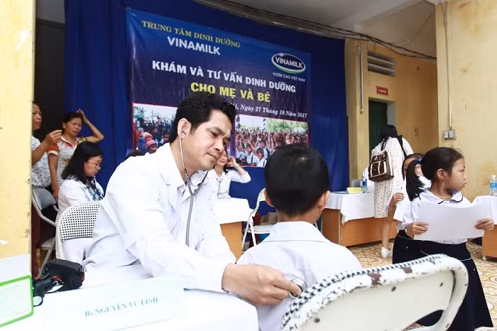 Bác sĩ từ Trung tâm tư vấn dinh dưỡng tới khám và tư vấn cho các em học sinh và thầy cô giáo trường Tiểu học Nam Phương Tiến A. Bác sĩ từ Trung tâm tư vấn dinh dưỡng tới khám và tư vấn cho các em học sinh và thầy cô giáo trường Tiểu học Nam Phương Tiến A.