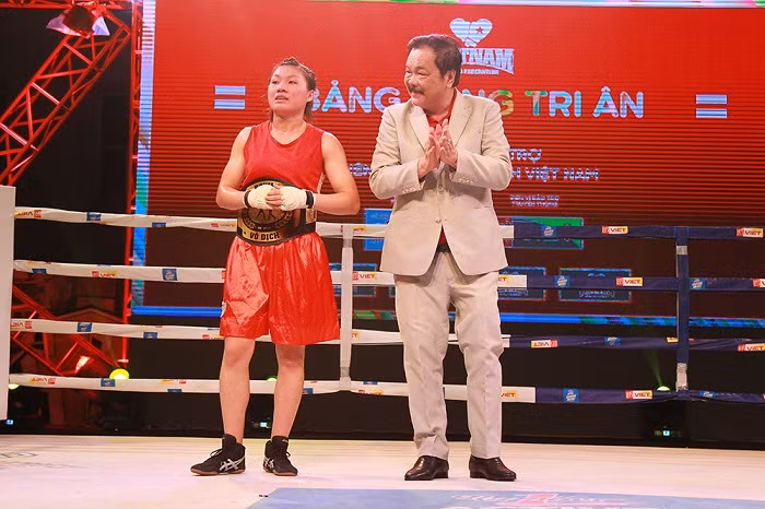 Ông Trần Quí Thanh, Chủ tịch danh dự Liên đoàn Quyền anh Việt Nam; Nhà sáng lập, Tổng giám đốc Tập đoàn Tân Hiệp Phát trao đai và chúc mừng nhà vô địch Đỗ Nhã Uyên.