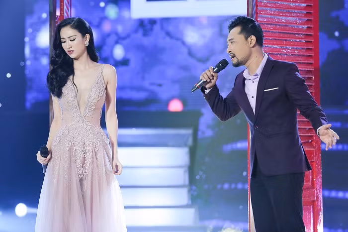 Á hậu Hà Thu song ca cùng diễn viên Huỳnh Đông.