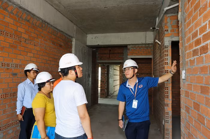 Khách hàng được trực tiếp giám sát chất lượng xây dựng và tiến độ thi công tại căn hộ thực tế trong công trình Him Lam Phú An.