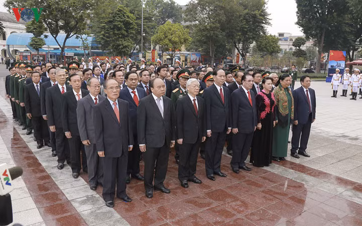 Dự lễ dâng hoa có các đồng chí: Tổng Bí thư Nguyễn Phú Trọng, nguyên Tổng Bí thư Nông Đức Mạnh; Chủ tịch nước Trần Đại Quang; Thủ tướng Chính phủ Nguyễn Xuân Phúc; Chủ tịch Quốc hội Nguyễn Thị Kim Ngân, nguyên Chủ tịch Quốc hội Nguyễn Sinh Hùng, Chủ tịch Ủy ban Trung ương Mặt trận Tổ quốc Việt Nam Trần Thanh Mẫn. Cùng dự có các đồng chí nguyên lãnh đạo Đảng, Nhà nước; các đồng chí Ủy viên Bộ Chính trị, Bí thư Trung ương Đảng, lãnh đạo các Ban, Bộ, ngành, đoàn thể Trung ương và thành phố Hà Nội. Dự lễ dâng hoa có các đồng chí: Tổng Bí thư Nguyễn Phú Trọng, nguyên Tổng Bí thư Nông Đức Mạnh; Chủ tịch nước Trần Đại Quang; Thủ tướng Chính phủ Nguyễn Xuân Phúc; Chủ tịch Quốc hội Nguyễn Thị Kim Ngân, nguyên Chủ tịch Quốc hội Nguyễn Sinh Hùng, Chủ tịch Ủy ban Trung ương Mặt trận Tổ quốc Việt Nam Trần Thanh Mẫn. Cùng dự có các đồng chí nguyên lãnh đạo Đảng, Nhà nước; các đồng chí Ủy viên Bộ Chính trị, Bí thư Trung ương Đảng, lãnh đạo các Ban, Bộ, ngành, đoàn thể Trung ương và thành phố Hà Nội.