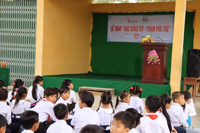 Lễ trao học bổng STF - Phạm Phú Thứ.