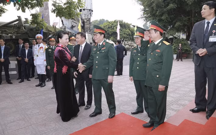 Chủ tịch Quốc hội Nguyễn Thị Kim Ngân thăm Bảo tàng Quân sự trước Lễ dâng hoa tượng đài Lenin. Chủ tịch Quốc hội Nguyễn Thị Kim Ngân thăm Bảo tàng Quân sự trước Lễ dâng hoa tượng đài Lenin.