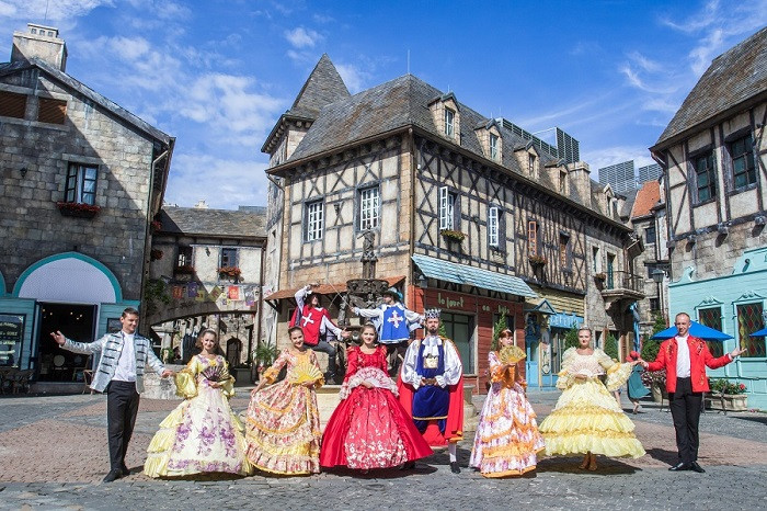 Thưởng ngoạn cảnh đẹp tại Khu du lịch Sun World Ba Na Hills.