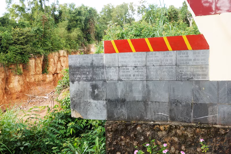 Bia ghi tên tưởng niệm các Anh hùng Liệt sỹ sắp sập đổ.