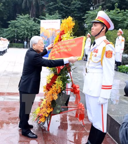 Lẵng hoa của Đoàn mang dòng chữ: “Ban Chấp hành Trung ương Đảng Cộng sản Việt Nam, Quốc hội, Chủ tịch nước, Chính phủ, Ủy ban Trung ương Mặt trận Tổ quốc và thành phố Hà Nội kính dâng”. Lẵng hoa của Đoàn mang dòng chữ: “Ban Chấp hành Trung ương Đảng Cộng sản Việt Nam, Quốc hội, Chủ tịch nước, Chính phủ, Ủy ban Trung ương Mặt trận Tổ quốc và thành phố Hà Nội kính dâng”.