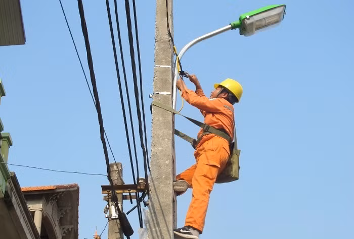 Hỗ trợ thắp sáng đường quê tại các địa phương. Hỗ trợ thắp sáng đường quê tại các địa phương.