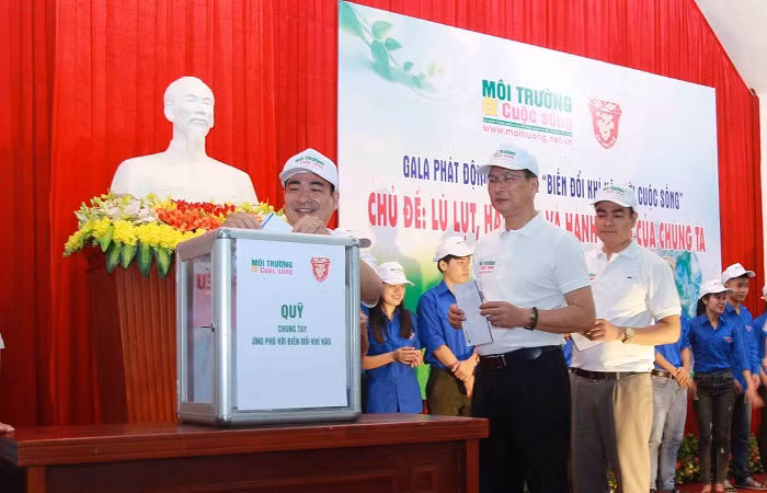Ông Nguyễn Văn Toàn – Tổng biên tập Tạp chí Môi trường và Cuộc sống (đi đầu), Tiến sĩ Trương Quý Tùng – Phó Giám đốc Đại học Huế (đi thứ hai) tham gia quyên góp gây quỹ từ thiện “Chung tay ứng phó với biến đổi khí hậu”.