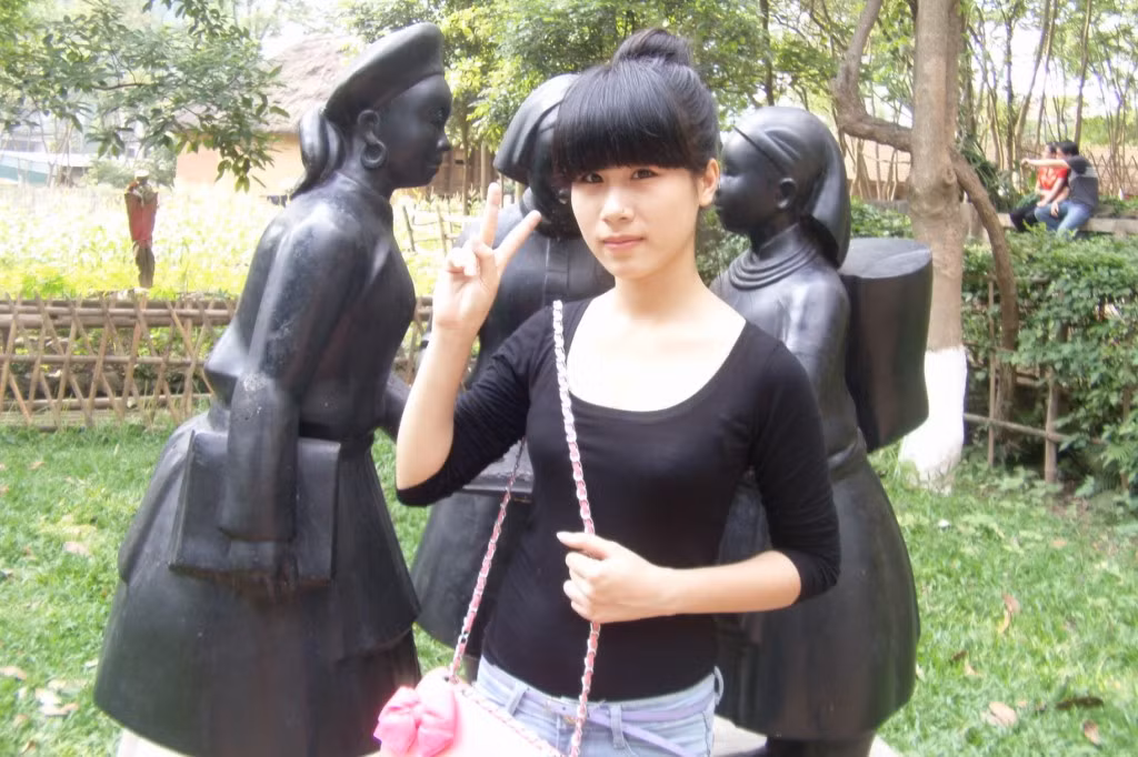 Vân rất thích chụp ảnh, yêu sự thủy chung vì vậy nên rất thích màu tím, thích đi chơi cùng bạn bè, thích đi mua sắm. Ước mơ: trở thành một nhà tạo mẫu tóc nỗi tiếng