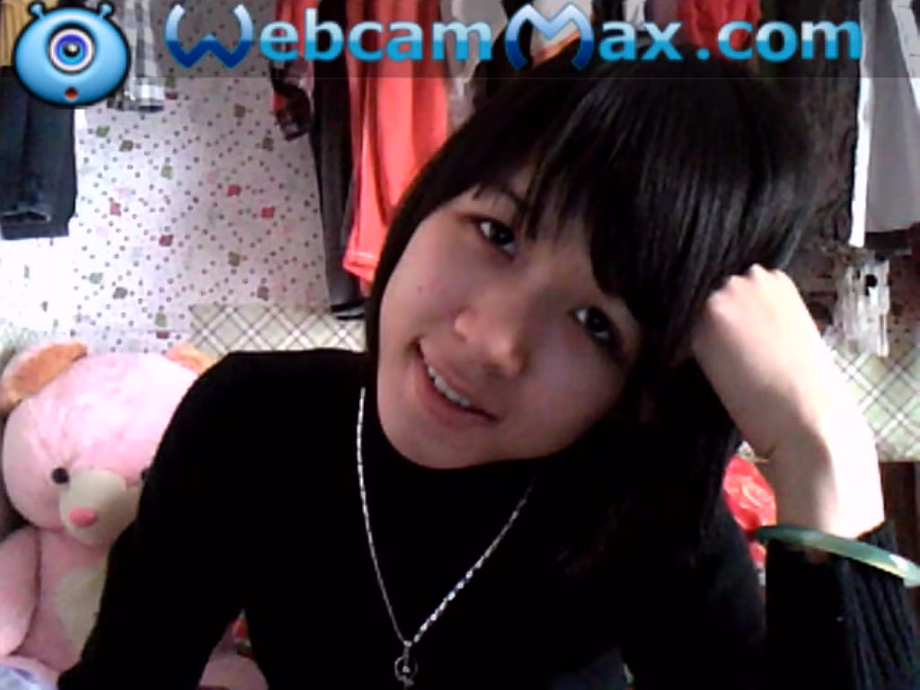 Thơm là một cô bé ngang ngược bướng bỉnh. Nhưng đằng sau những nụ cười tưởng chừng như hạnh phúc là 1 trái tim yếu đuối và những nỗi buồn không tên. Có lẽ Thơm cũng giống như cô bé ấy. Bướng bỉnh, lúc nào cũng cười được nhưng trông đôi mắt vẫn mang 1 cái gì đó gọi là buồn....buồn lắm!!!