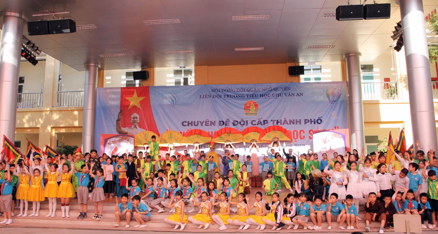 Thông qua các hoạt cảnh xây dựng hình tượng các nhân vật lịch sử, học sinhTrường tiểu học Chu Văn An được tuyên truyền ý nghĩa của việc đọc sách (Ảnh: LT)