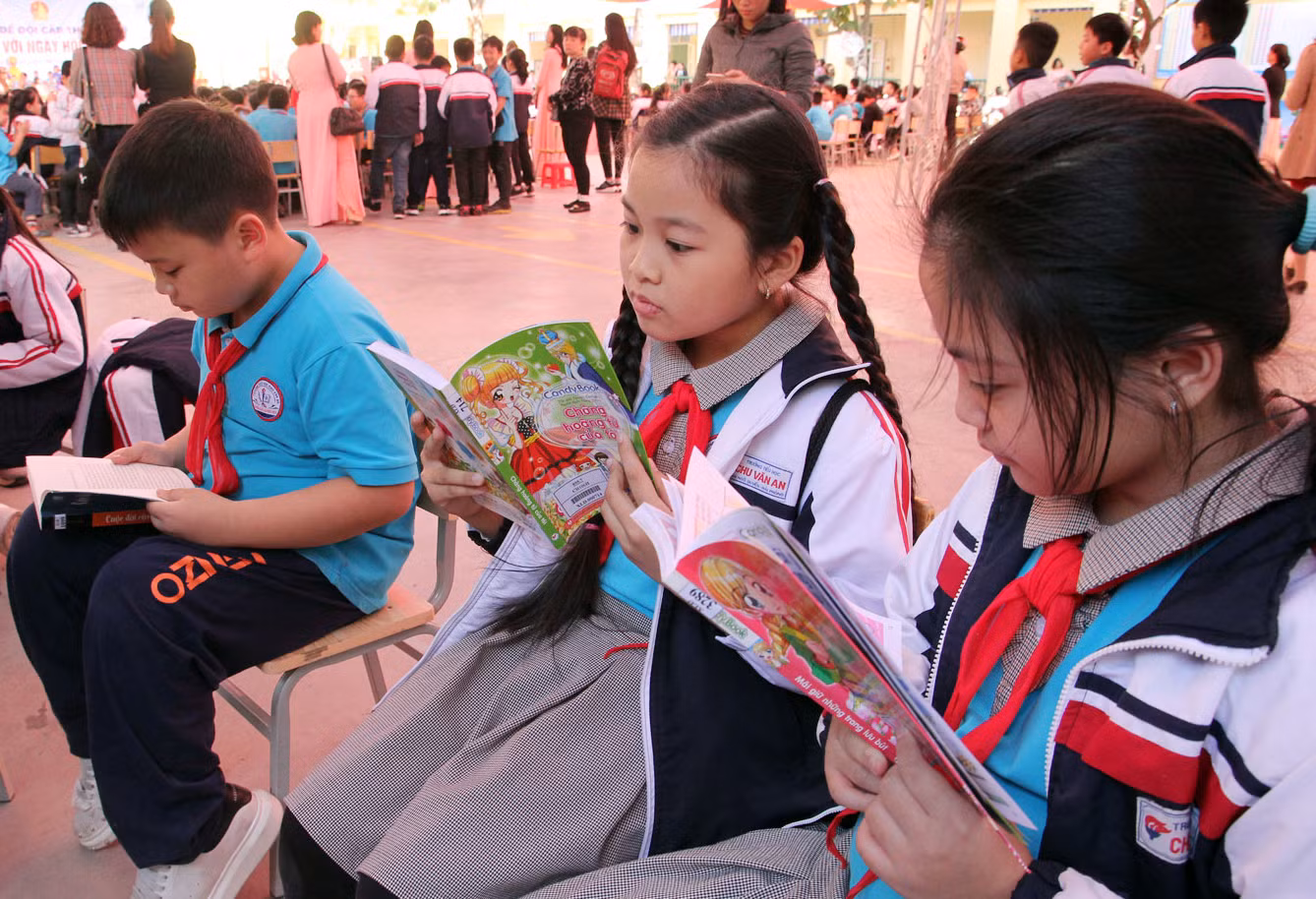 Học sinh Trường tiểu học Chu Văn An được tuyên truyên ý nghĩa của việc đọc sách (Ảnh: LT)
