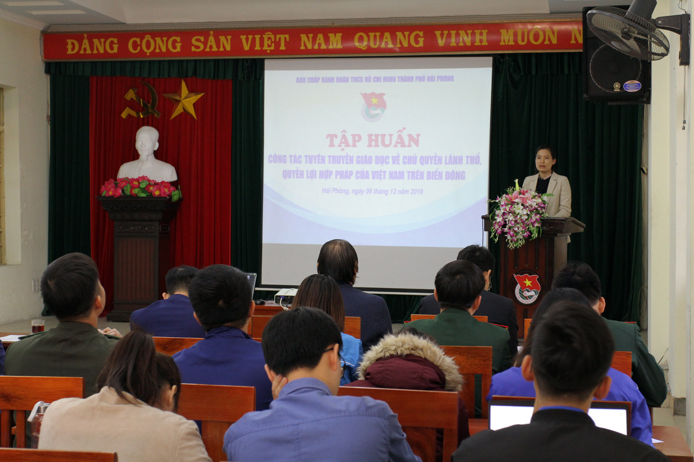 Lãnh đạo Thành đoàn Hải Phòng phát biểu cảm ơn diễn giả (Ảnh: Lã Tiến) Lãnh đạo Thành đoàn Hải Phòng phát biểu cảm ơn diễn giả (Ảnh: Lã Tiến)