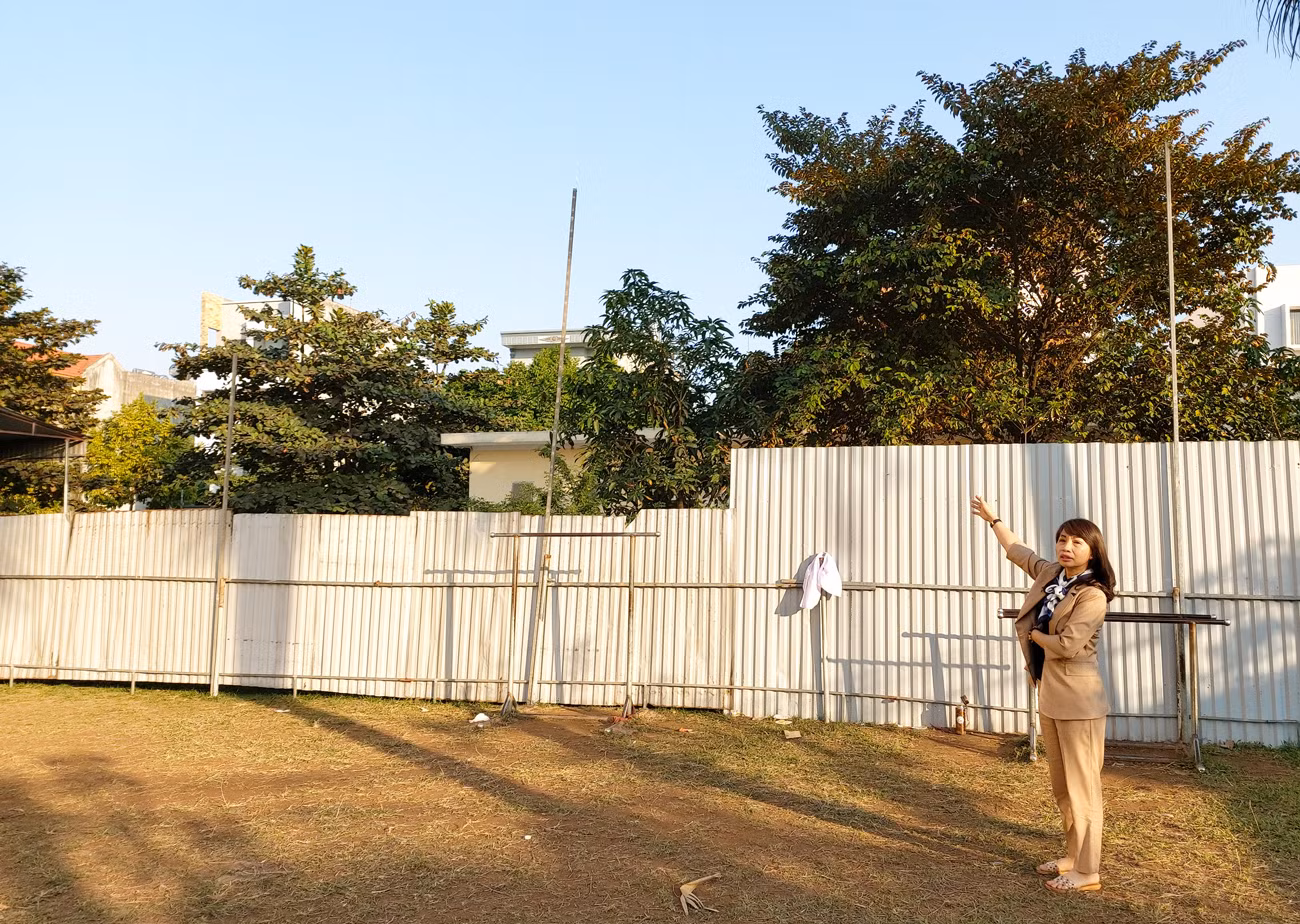 Khu vực xây dựng nhà vệ sinh mới hiện đã được quây tôn để chuẩn bị khởi công xây dựng (Ảnh: Lã Tiến) Khu vực xây dựng nhà vệ sinh mới hiện đã được quây tôn để chuẩn bị khởi công xây dựng (Ảnh: Lã Tiến)