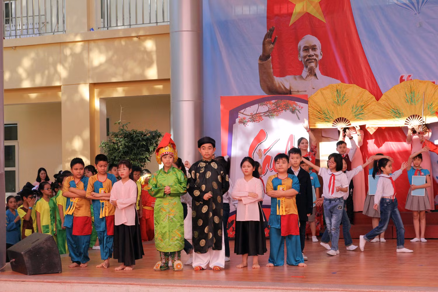 Chuyên đề "Thiếu nhi với ngày hội đọc sách" của Trường tiểu học Chu Văn An được sân khấu hóa bằng những hoạt cảnh ý nghĩa (Ảnh: LT)