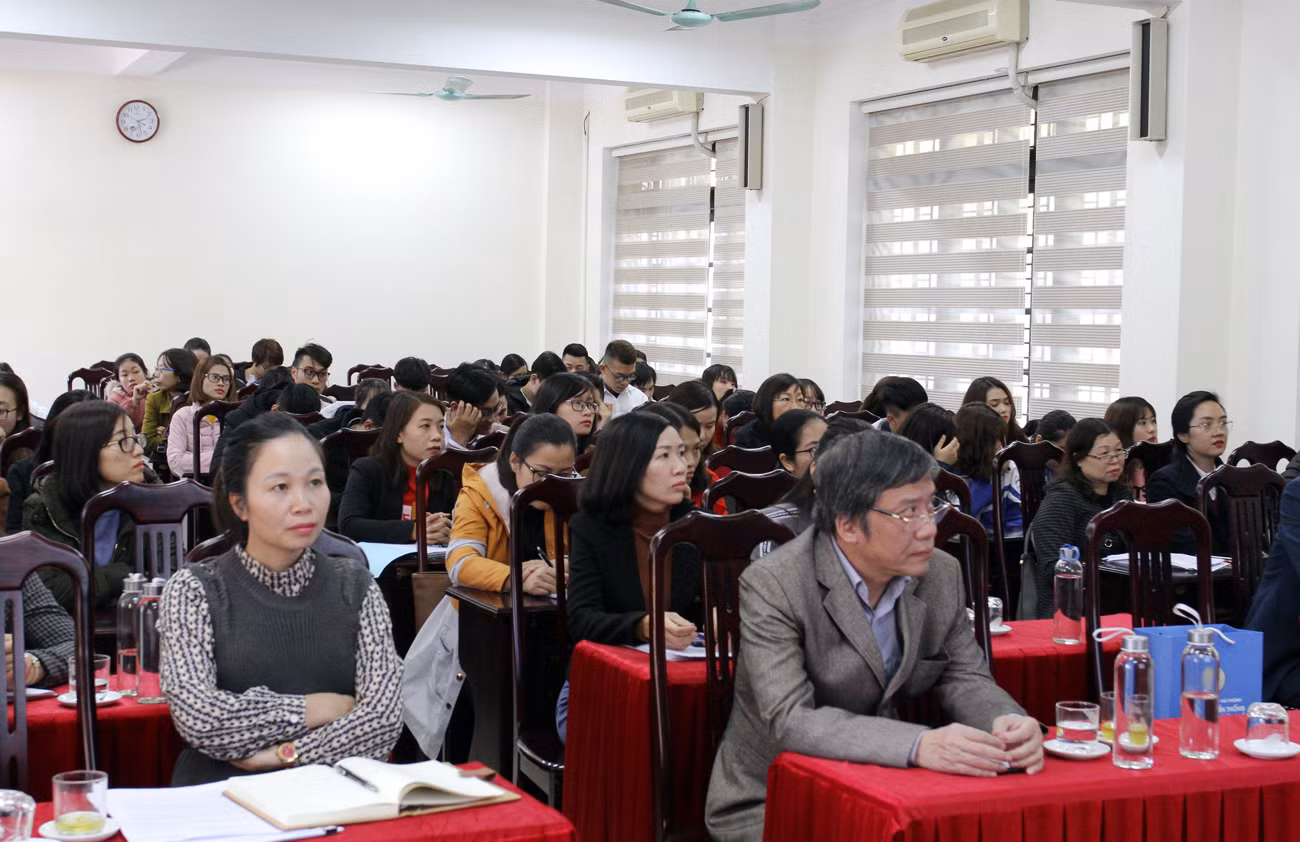 Hàng trăm cán bộ, giảng viên và sinh viên Trường Đại học Hải Phòng lắng nghe những thông tin rất bổ ích của Tiến sĩ Trần Công Trục. (Ảnh: Lã Tiến)