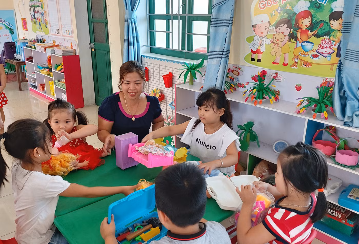 Các giáo viên hợp đồng tại Hải Dương hồi hộp chờ kết quả xét tuyển giáo viên ngành giáo dục và đào tạo năm 2019 (Ảnh: Lã Tiến)