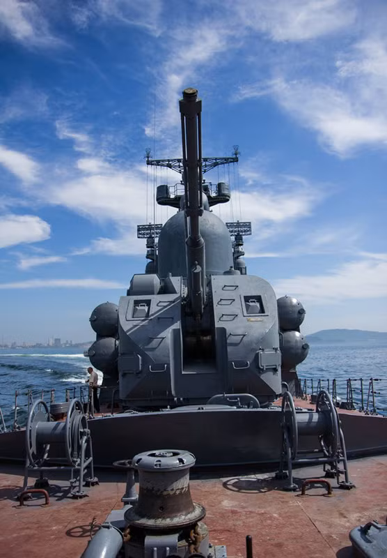 Pháo hạm AK-176 của tàu tên lửa cao tốc Molniya project 12411 (số hiệu 916).