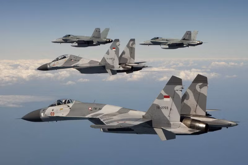 Trong khi đó, lực lượng Không quân Hoàng gia Australia tham gia cuộc diễn tập có sự góp mặt của tiêm kích F/A-18 Hornet.