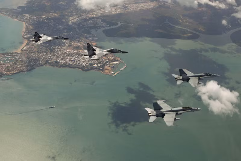 Tiêm kích F/A-18 Hornet “sát cánh” Su-30 bảo vệ Darwin.