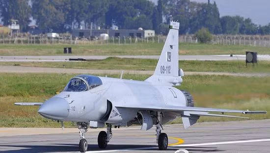 Máy bay chiến đấu JF-17 (Trung Quốc gọi là FC-1, Fighter China 1) của Không quân Pakistan, loại máy bay do Trung Quốc và Pakistan hợp tác sản xuất. Máy bay chiến đấu JF-17 (Trung Quốc gọi là FC-1, Fighter China 1) của Không quân Pakistan, loại máy bay do Trung Quốc và Pakistan hợp tác sản xuất.