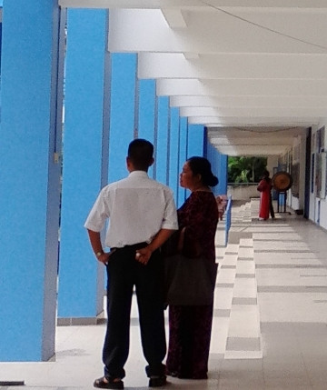 Cô Đào Thị Kim Nhi - Hiệu trưởng đang đứng nói chuyện với một giám thị trong trường. Cô Đào Thị Kim Nhi - Hiệu trưởng đang đứng nói chuyện với một giám thị trong trường.