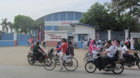 Giờ ra về của học sinh trường THPT Nguyễn Hữu Tiến, huyện Hóc Môn, TP.HCM. Giờ ra về của học sinh trường THPT Nguyễn Hữu Tiến, huyện Hóc Môn, TP.HCM.