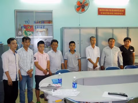 Các đối tượng nằm trong đường dây sản xuất bằng giả vừa bị Công an bắt giữ (ảnh: CA) Các đối tượng nằm trong đường dây sản xuất bằng giả vừa bị Công an bắt giữ (ảnh: CA)