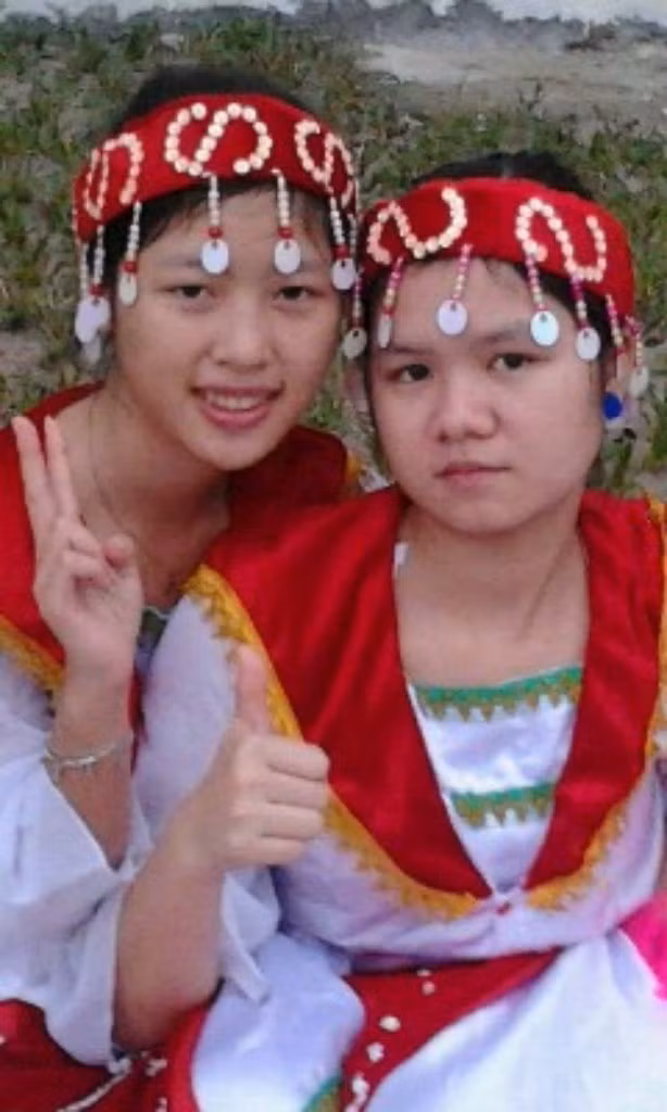 Ni Na (trái) là người dễ khóc, dễ cười, thích đọc truyện,xem phim và được ở bên người mà mình yêu thương.