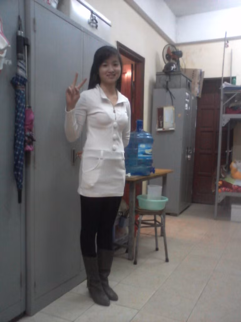 Thúy là người nhút nhát và hay bị đỏ mặt nên mọi người thường gọi là "cà chua"