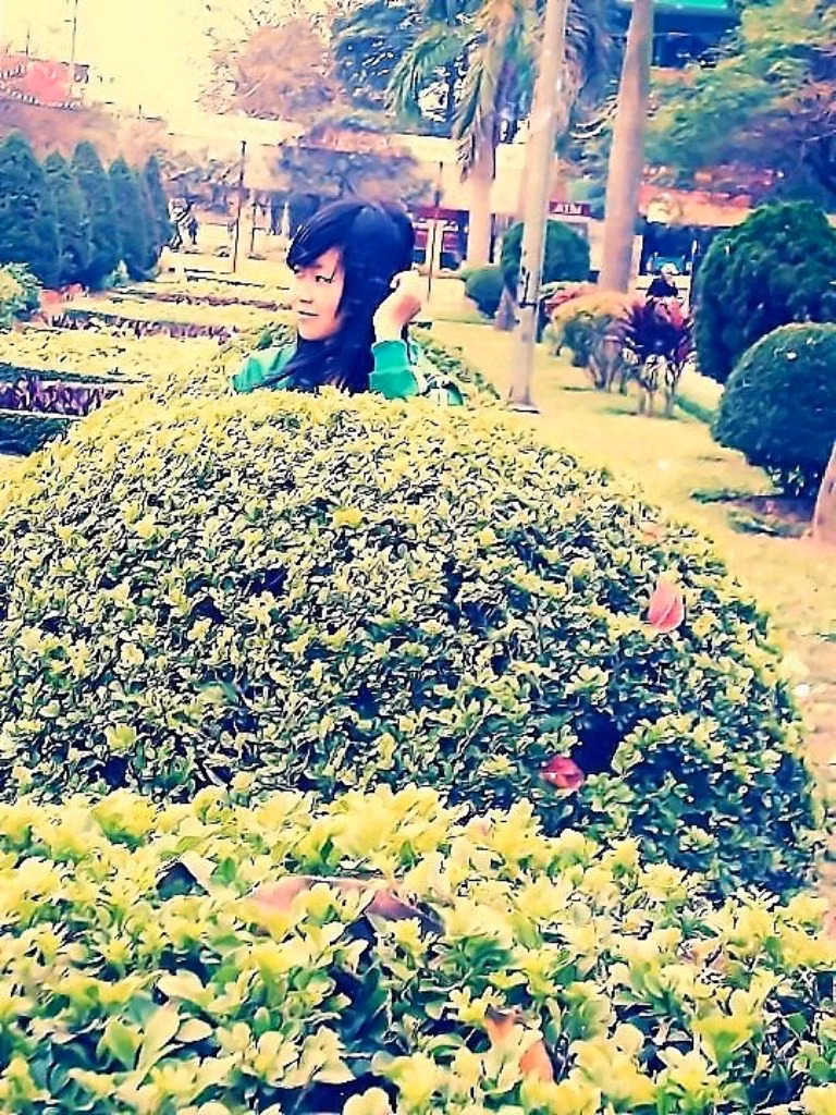 Ngoài ra Lương còn thích chụp ảnh, đi shopping, đọc báo và đi chơi cùng bạn bè.