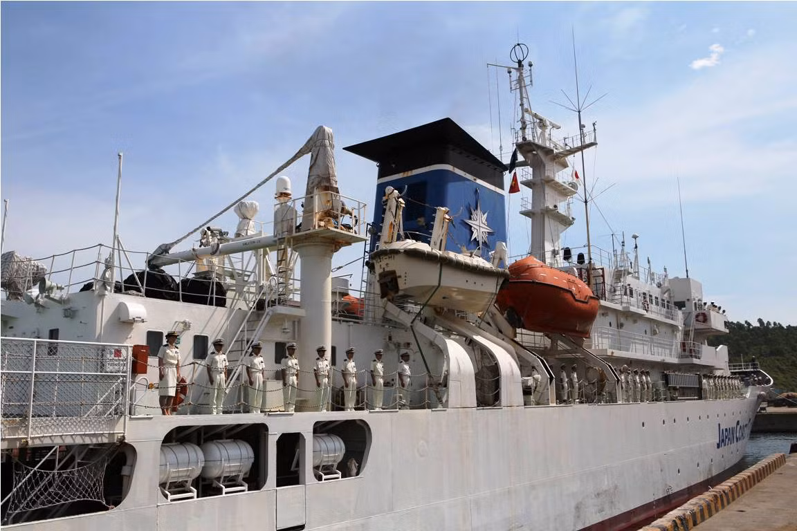 Tàu được trang bị nhiều thiết bị chuyên dụng để cứu hộ, cứu nạn như: thuyền cứu sinh, phao...