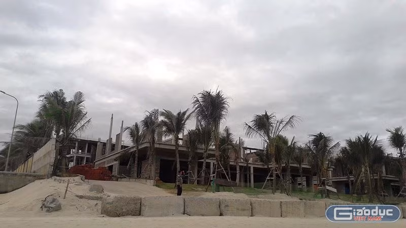 Liên quan đến quản lý đất đai, trật tự xây dựng, nhiều cán bộ, lãnh đạo quản lý ở Đà Nẵng đã bị kỷ luật do để xảy ra sai phạm. (trong ảnh: dự án xây dựng không phép, sai phép dọc bờ biển Đà Nẵng). Liên quan đến quản lý đất đai, trật tự xây dựng, nhiều cán bộ, lãnh đạo quản lý ở Đà Nẵng đã bị kỷ luật do để xảy ra sai phạm. (trong ảnh: dự án xây dựng không phép, sai phép dọc bờ biển Đà Nẵng).