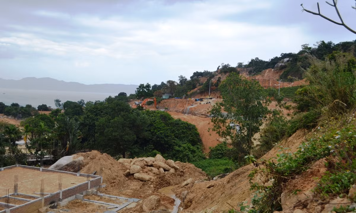 Rừng ở Bán đảo Sơn Trà bị phá để xây dựng các biệt thự nghỉ dưỡng, phục vụ du lịch. Ảnh: TT Rừng ở Bán đảo Sơn Trà bị phá để xây dựng các biệt thự nghỉ dưỡng, phục vụ du lịch. Ảnh: TT