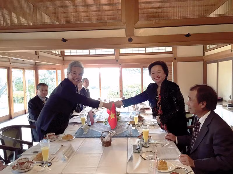 Doanh nhân Nguyễn Thị Nga, Chủ tịch Tập đoàn BRG và Thị trưởng Hirosaki Doanh nhân Nguyễn Thị Nga, Chủ tịch Tập đoàn BRG và Thị trưởng Hirosaki
