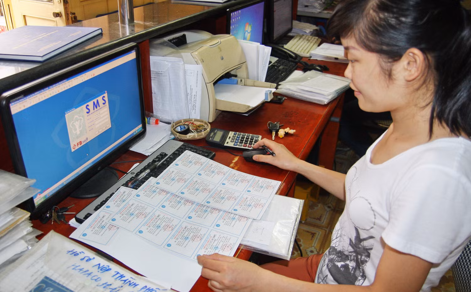 Kiểm tra bảo hiểm y tế trước khi phát hành nhằm đảm bảo không cấp trùng - ảnh nguồn Bảo hiểm Việt Nam Kiểm tra bảo hiểm y tế trước khi phát hành nhằm đảm bảo không cấp trùng - ảnh nguồn Bảo hiểm Việt Nam