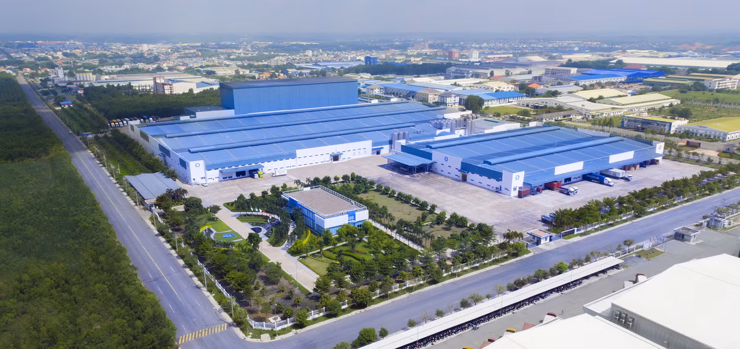 Toàn cảnh Siêu nhà máy sữa Việt Nam tại Bình Dương (nhà máy MEGA) - 1 trong 13 nhà máy sữa của Vinamilk tại Việt Nam và cũng là 1 trong 3 siêu nhà máy sữa hiện có trên thế giới - ảnh nguồn Vinamilk. Toàn cảnh Siêu nhà máy sữa Việt Nam tại Bình Dương (nhà máy MEGA) - 1 trong 13 nhà máy sữa của Vinamilk tại Việt Nam và cũng là 1 trong 3 siêu nhà máy sữa hiện có trên thế giới - ảnh nguồn Vinamilk.