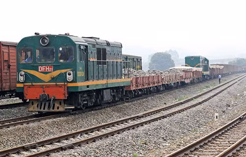 Luật Đường sắt ra đời có hiệu lực thi hành từ năm 2005 nhiều người dù biết nhưng vẫn vi phạm - ảnh nguồn: Báo Giao thông vận tải