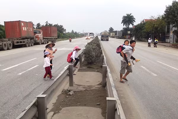 Ngang nhiên băng qua giải phân cách để sang đường của nhiều người dân thể hiện hành vi thiếu văn hóa giao thông, tiềm ẩn nguy cơ tai nạn gia thông - ảnh Ủy ban An toàn Giao thông quốc gia. Ngang nhiên băng qua giải phân cách để sang đường của nhiều người dân thể hiện hành vi thiếu văn hóa giao thông, tiềm ẩn nguy cơ tai nạn gia thông - ảnh Ủy ban An toàn Giao thông quốc gia.